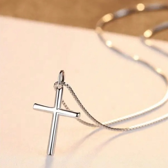 Fashionable High-End S925 Silver Cross Pendant Necklace - Picture 3 of 4